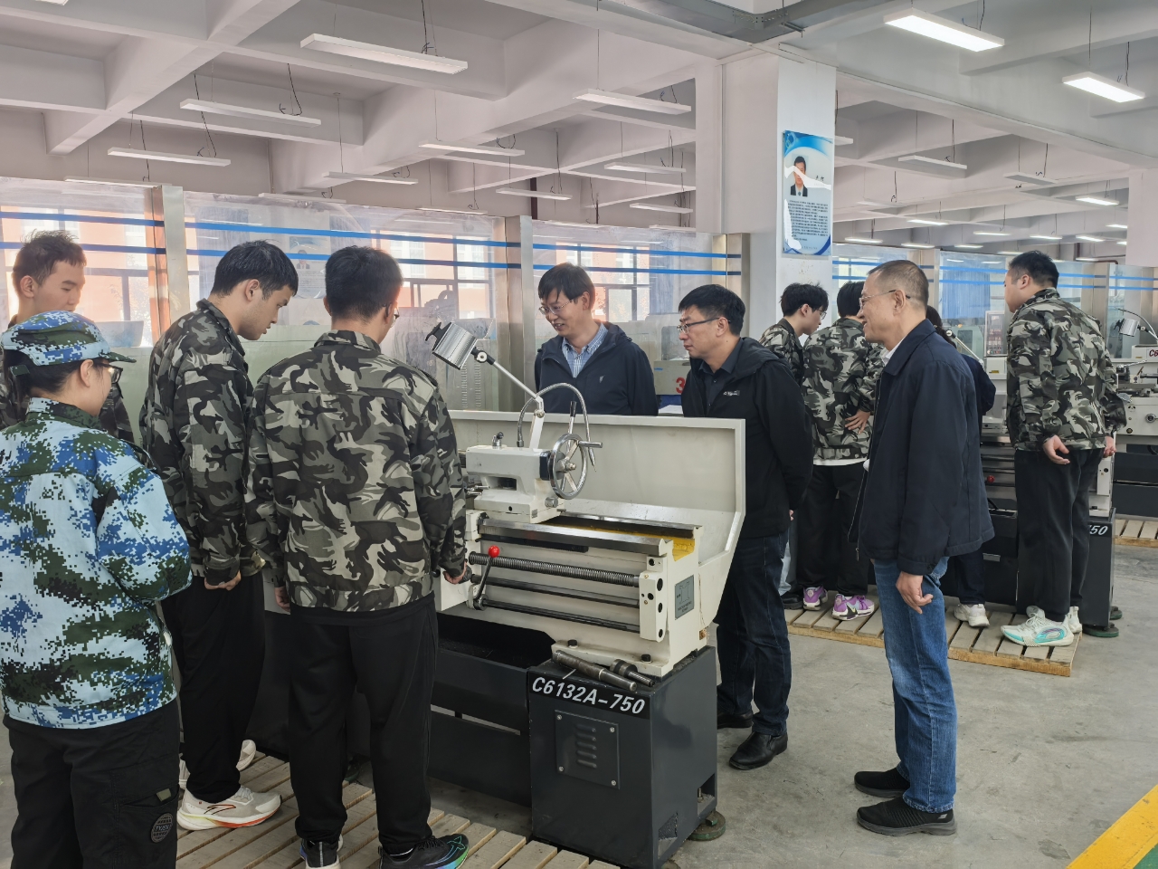 筑牢安全防线！素质教育与教学中心开展节前实验室安全检查